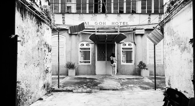Mulher de pé na entrada do hotel