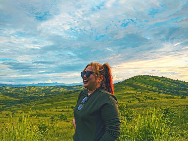 Foto mulher de pé na paisagem contra o céu