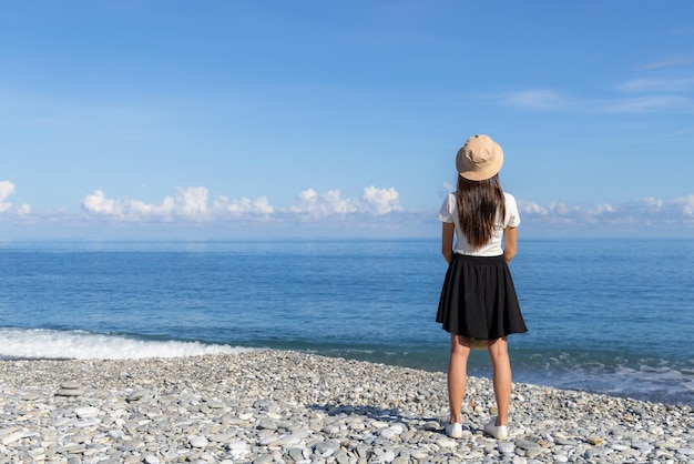 Mulher de pé na praia de manbo em Hualien, em Taiwan