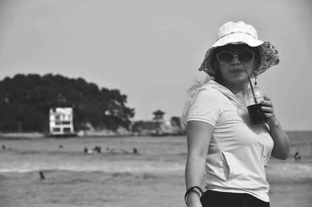 Mulher de pé na praia