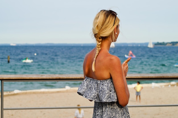 Foto mulher de pé na praia