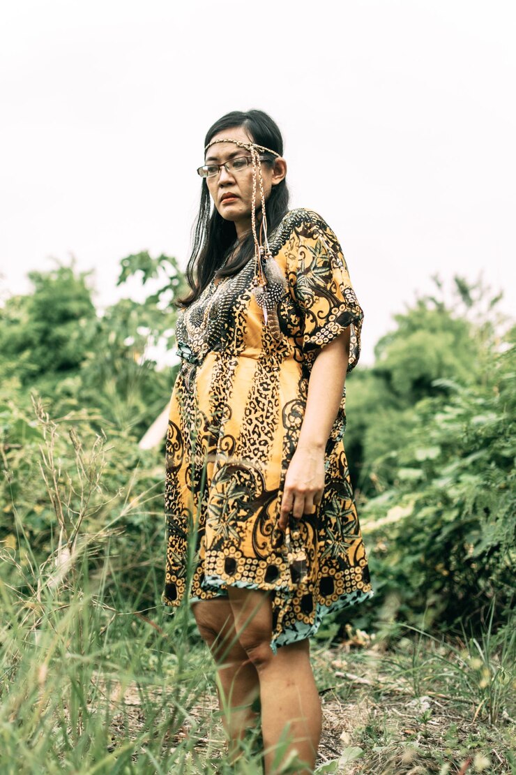 Foto mulher de pé no campo contra o céu claro