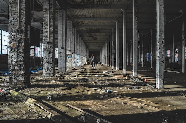 Mulher de pé num edifício abandonado