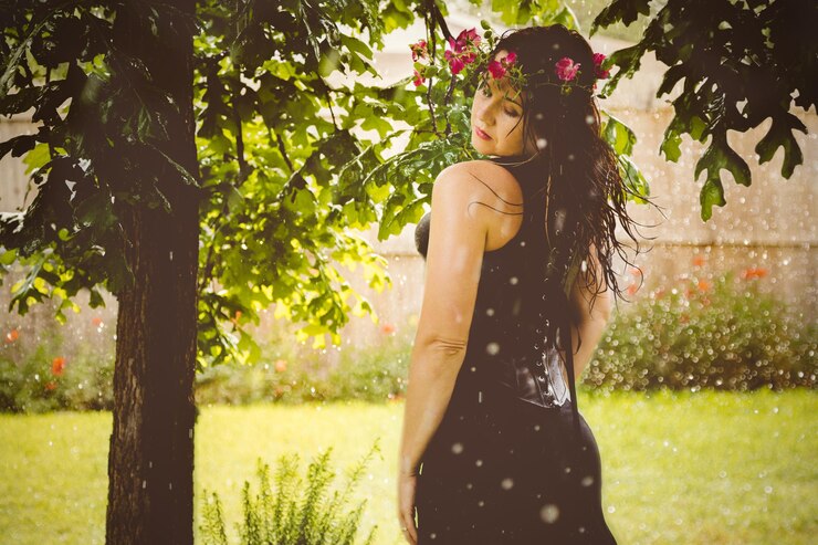 Foto mulher de pé perto de uma árvore no campo