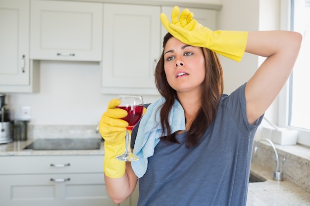 Mulher de pé segurando um copo de vinho