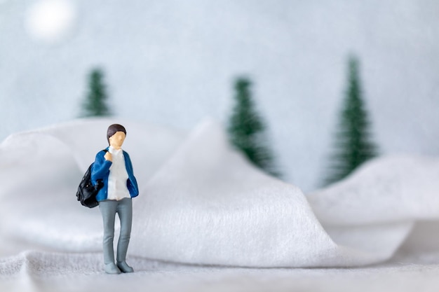 Mulher de pessoas em miniatura Viajar no inverno