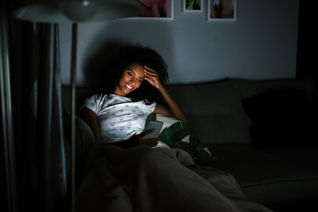 Mulher de pijama com um telefone móvel