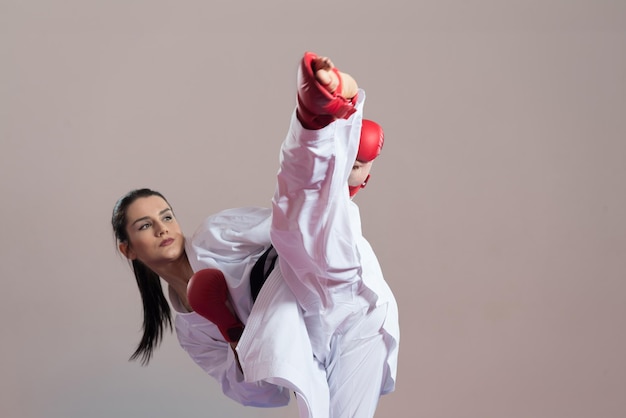 Mulher de quimono branco e karatê de treinamento de faixa preta