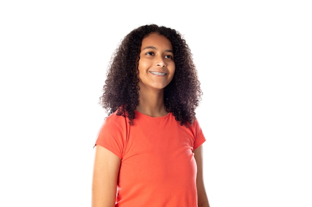 Mulher de raça mista com cabelo afro fofo