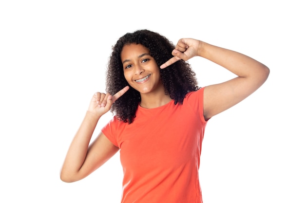 Mulher de raça mista com cabelo afro fofo