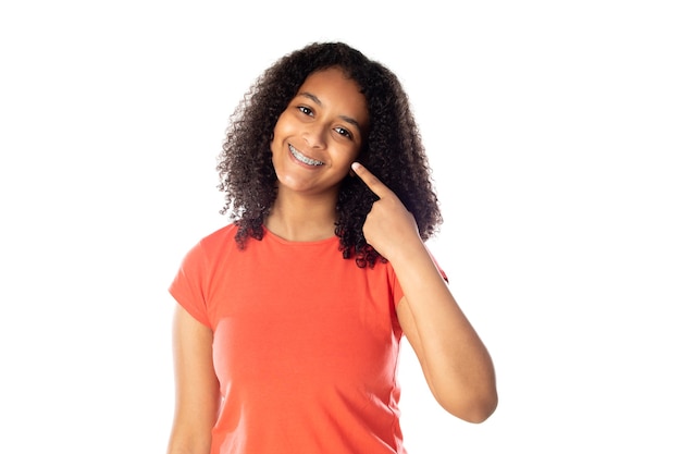 Mulher de raça mista com cabelo afro fofo