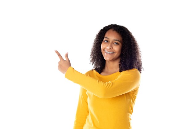 Mulher de raça mista com cabelo afro fofo