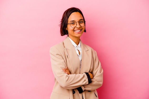 Mulher de raça mista de negócios jovens em rosa rindo e se divertindo.