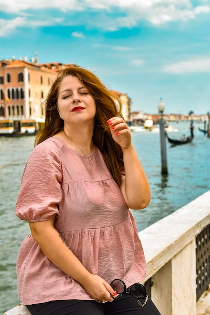 Mulher de retrato andando na cidade de veneza