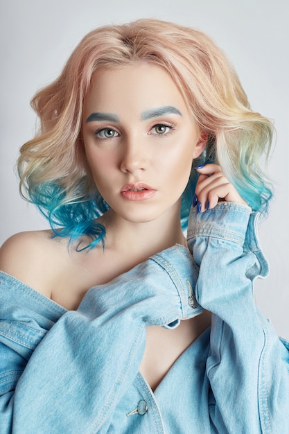 Mulher de retrato com cabelo voador colorido brilhante, todos os tons de azul roxo. coloração de cabelo, belos lábios e maquiagem. cabelo flutuando ao vento. garota sexy com cabelo curto. coloração profissional