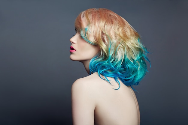 Foto mulher de retrato com cabelo voador colorido brilhante