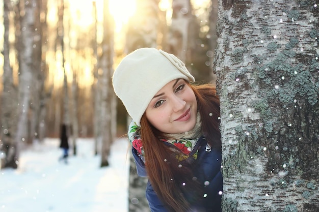 Mulher de retrato de inverno de neve