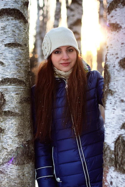 Mulher de retrato de inverno na floresta