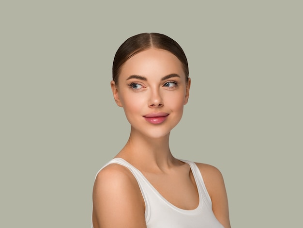 Mulher de rosto de pele bonita natural maquiagem modelo feminino de beleza de pele saudável. Cor de fundo verde