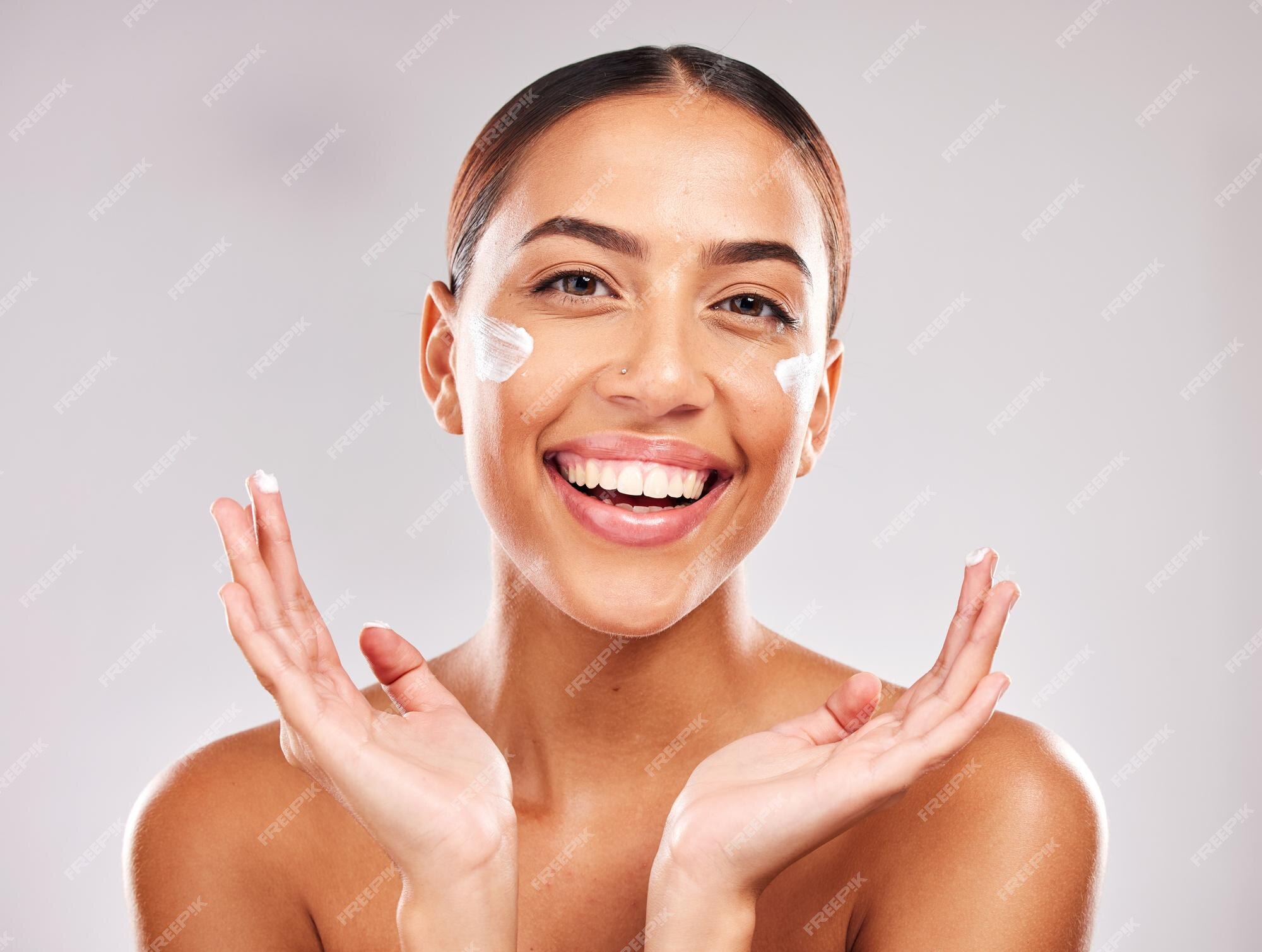 Retrato De Uma Garota Bonita E Alegre Com Gotas Brancas De Creme Facial Na  Pele Imagem de Stock - Imagem de feliz, alegre: 185217611