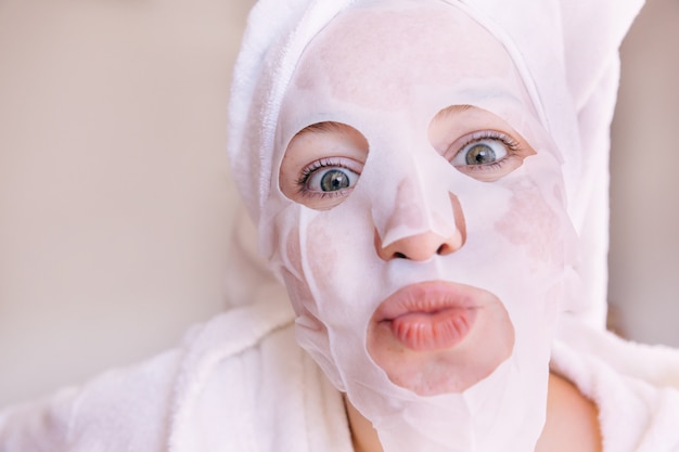 Mulher de roupão após procedimentos de banho e spa