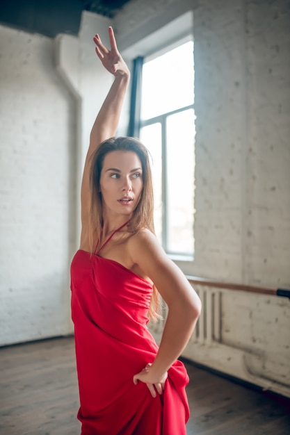 Mulher de salto alto apresentando dança