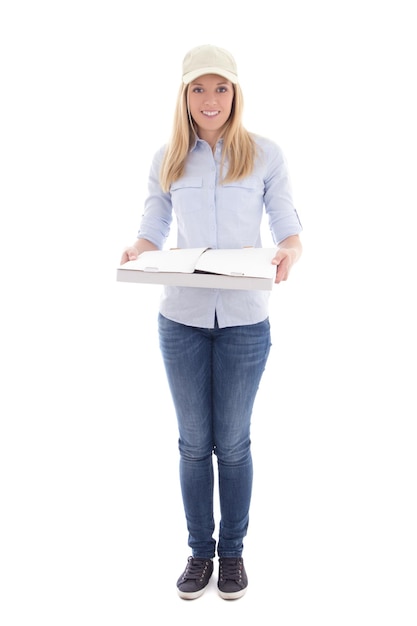 Mulher de serviço de entrega segurando a caixa de papelão de pizza isolada no fundo branco