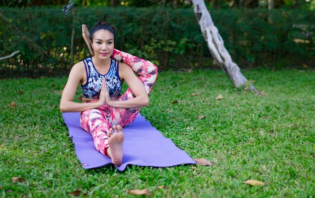 Mulher de Ásia, fazendo Yoga Pose no exterior, Yoga conceito de formação prática