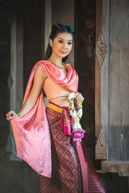 Mulher de Ásia no vestido tailandês tradicional-Noppamas Queen Contest em Loy Kratong