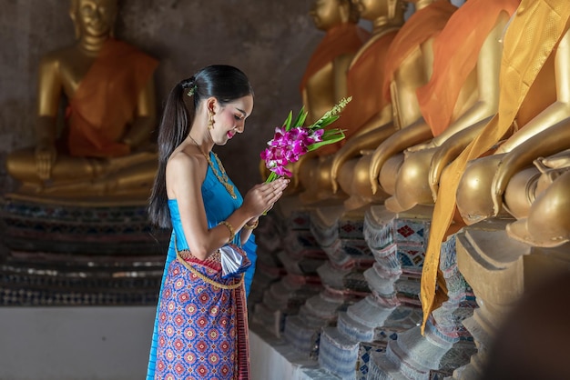 Mulher de Ásia no vestido tailandês tradicional