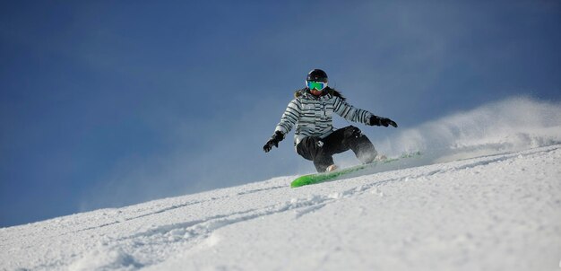 mulher de snowboard