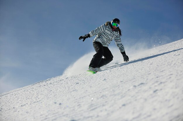 mulher de snowboard