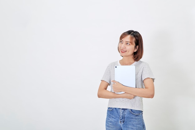 Mulher de sorriso asiático jovem usando tablet