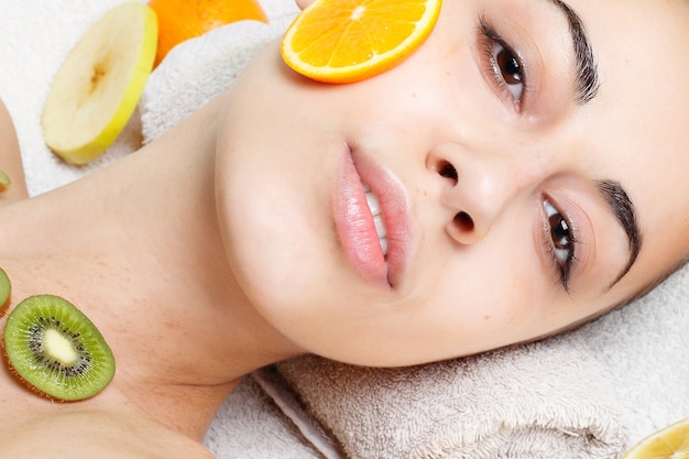 Mulher de spa aplicando máscara de limpeza facial