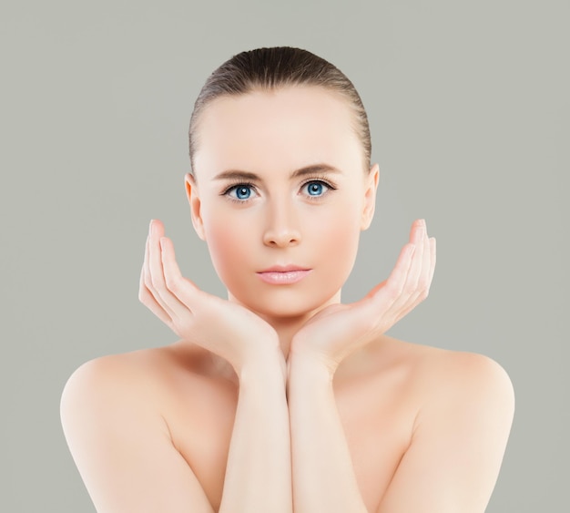 Mulher de spa com tratamento facial de beleza de spa de pele saudável e conceito de cosmetologia