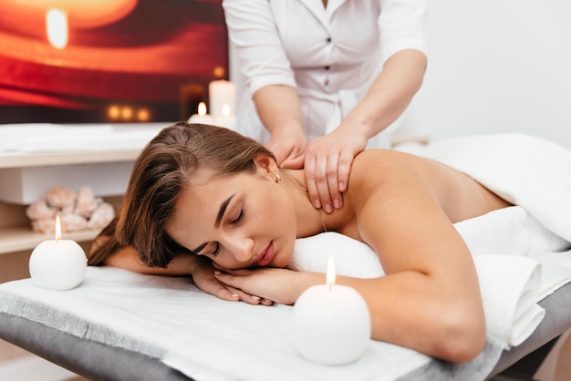 Mulher de spa Mulher desfrutando de massagem relaxante nas costas no centro de spa de cosmetologia Cuidados corporais cuidados com a pele bem-estar conceito de tratamento de beleza