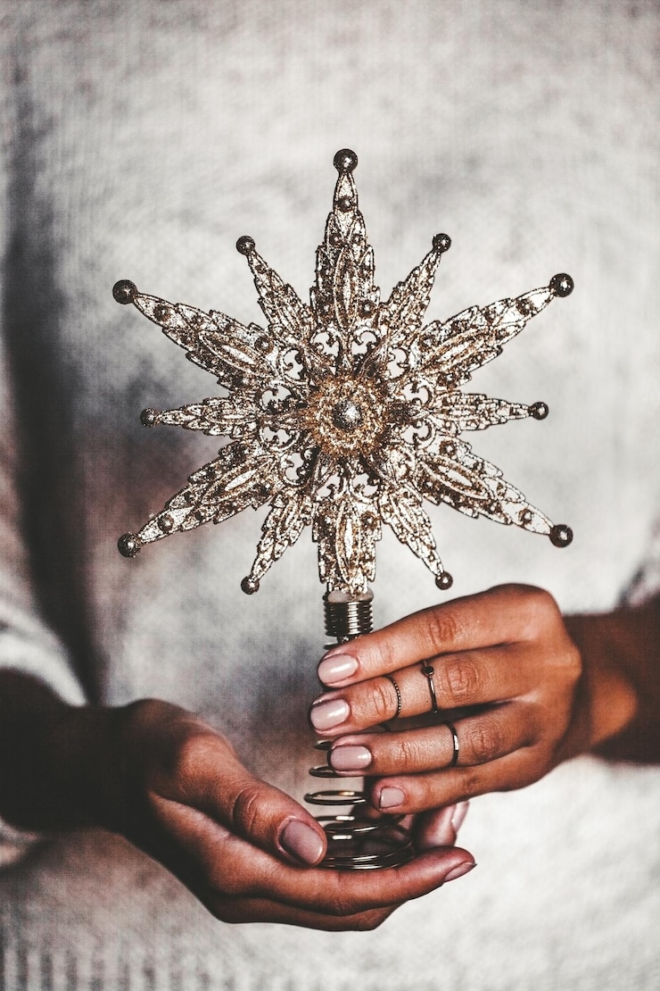 Foto mulher de suéter de lã quente segurando a estrela decorativa de vidro de brinquedo nas mãos, copie o espaço, corte quadrado. natal, conceito de celebração do feriado de ano novo