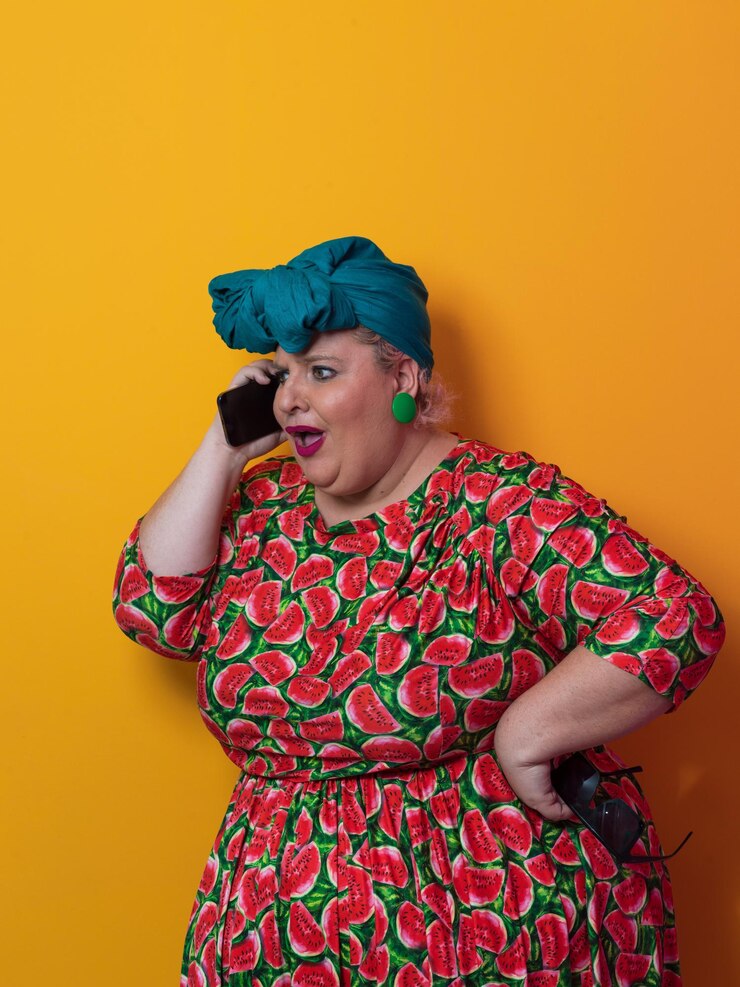 Foto mulher de tamanho grande de moda conversando por smartphone sobre fundo amarelo sorrindo com uma ideia ou pergunta apontando o dedo com um rosto feliz, número um. foto de alta qualidade