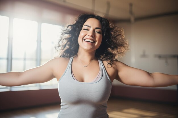 Mulher de tamanho Plus a divertir-se com o seu corpo num estúdio de dança.