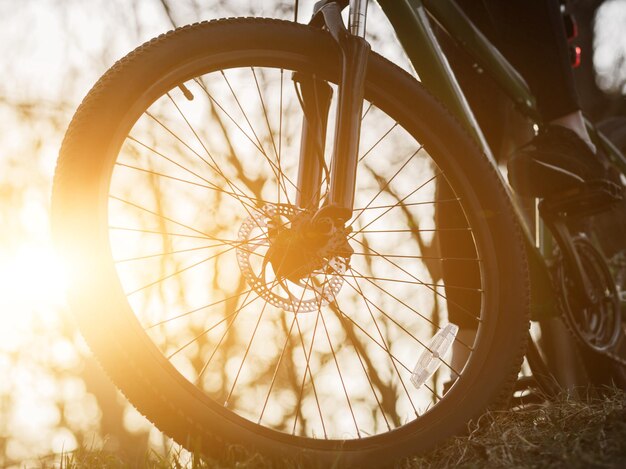 Mulher de tênis andando de bicicleta