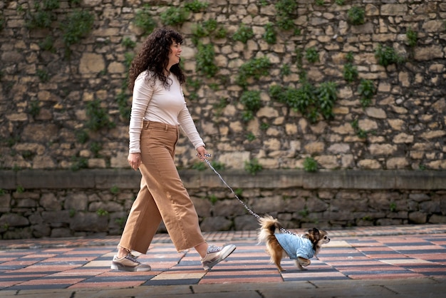 Foto mulher de tiro completo com cachorro chihuahua fofo