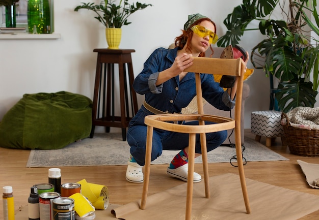 Foto mulher de tiro completo restaurando móveis