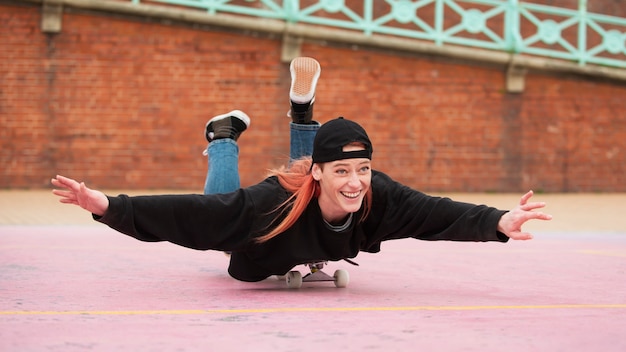 Foto mulher de tiro completo se divertindo no skate