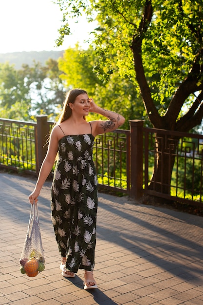 Foto mulher de tiro completo usando lindo vestido de verão