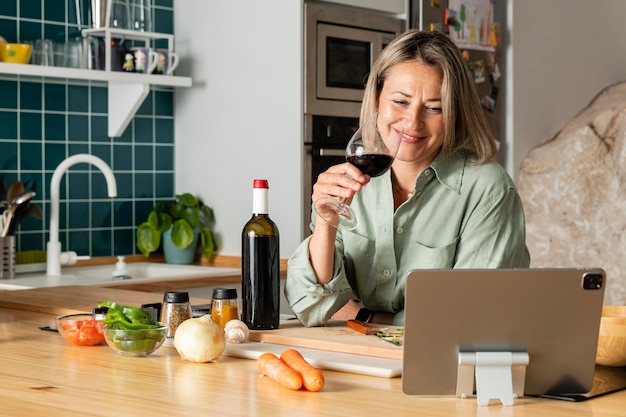 Mulher de tiro médio bebendo vinho