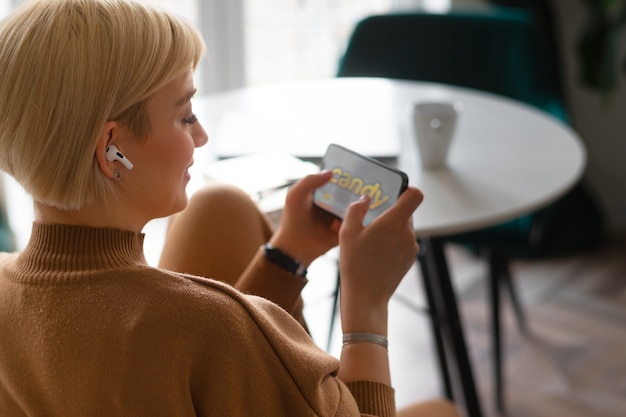 Foto mulher de tiro médio brincando com seu telefone