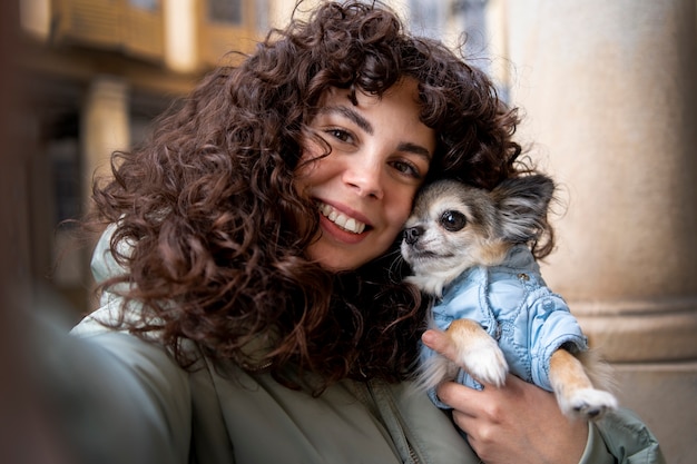 Foto mulher de tiro médio com cachorro chihuahua fofo