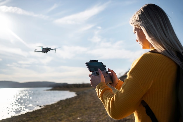 Foto mulher de tiro médio com drone ao ar livre