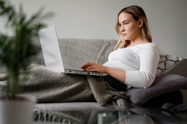 Mulher de tiro médio com laptop