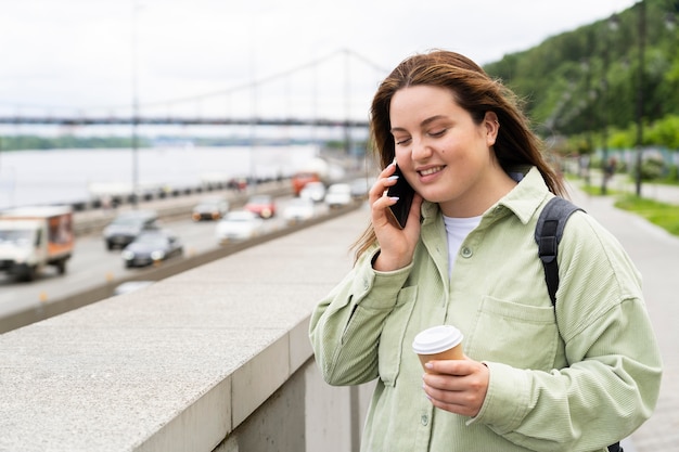 Mulher de tiro médio com smartphone